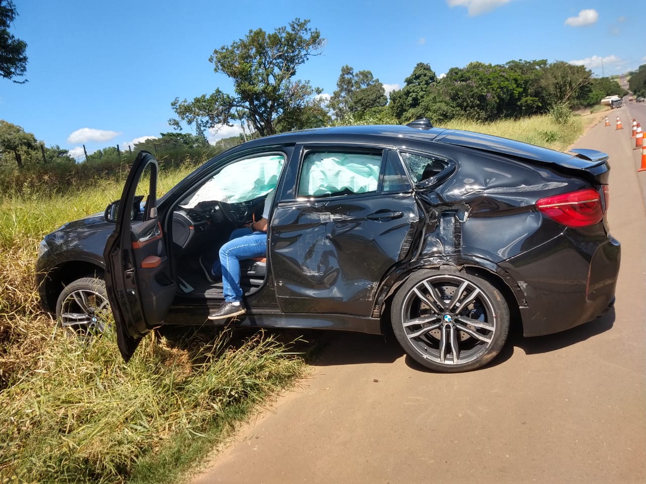 BMW tem lateral destruída após colisão entre Ribeirão Bonito e São Carlos billede